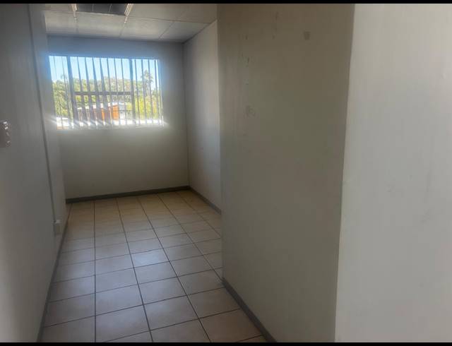18M² SERVICED OFFICE TO LET IN SAVOY ESTATE